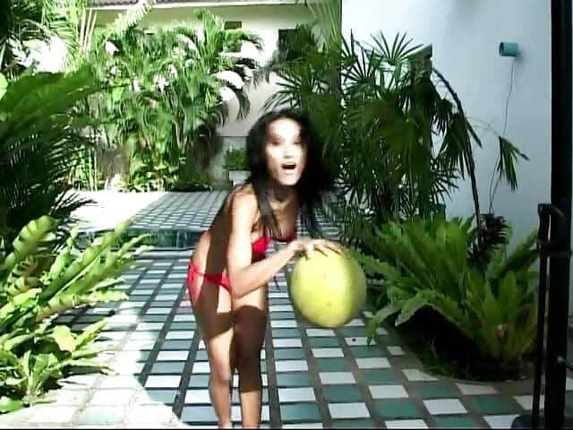 Aziatisch meisje speelt dag en nacht