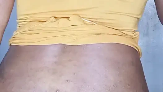 Menguji sumbat besar di pantatku yang sempit