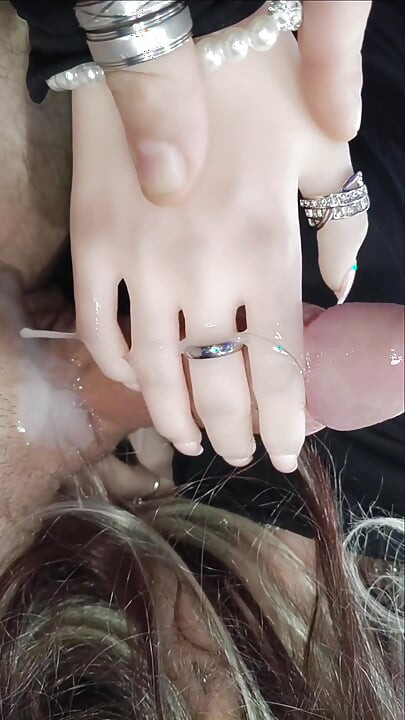 Hannah lagi asik mainin spermaku!