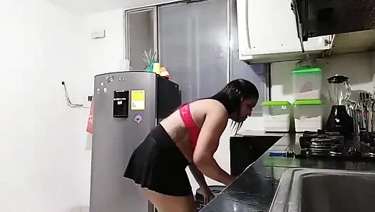 New York Abd'li 18 yaşındaki esmer büyük sarkık memeler üvey erkek kardeşinin büyük yarağını sikiyor