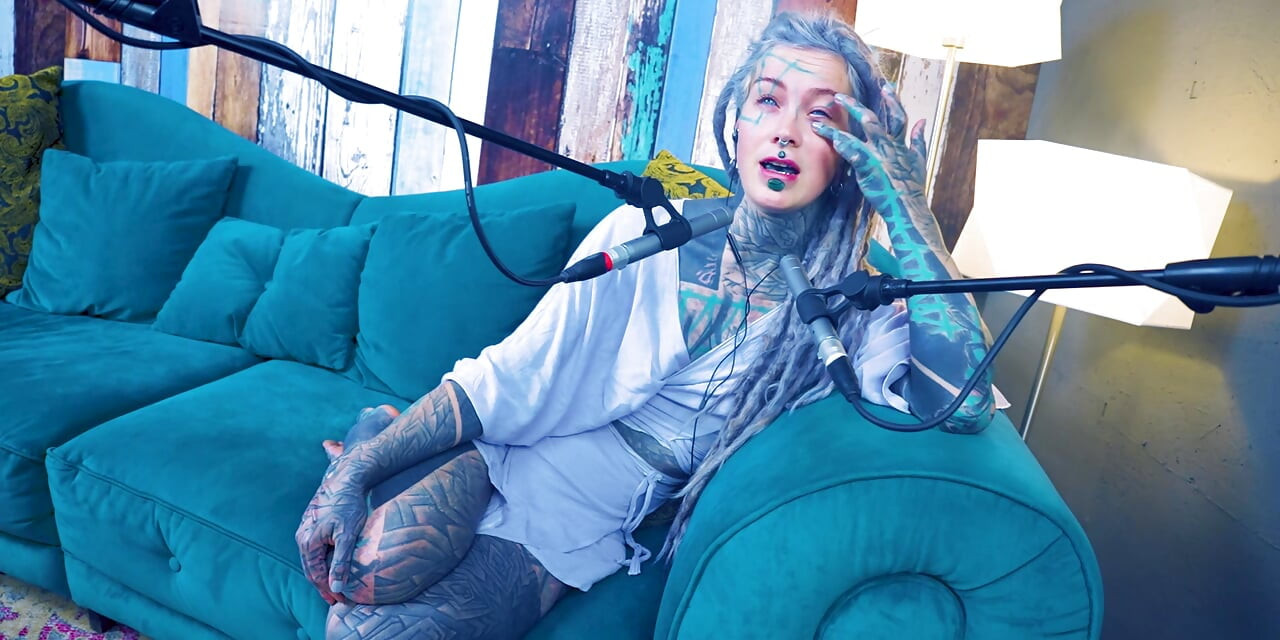 Je parle de S - Shame - ASMR podcast SFW talking goth maigre fille dreadlocks tatouage modèle encré fille encrée