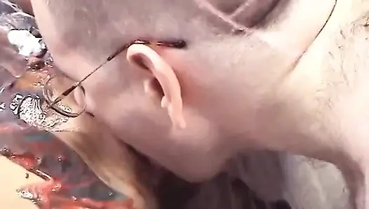 Seksi sarışın komşusu tarafından sikiliyor ve yenilebilir boyayla bulaşıyor