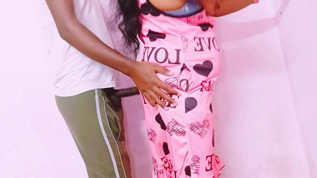 Seksi yenge kocasını aldatıyor kocasının erkek kardeşini büyük uzun yarakla sikiyor. Telugu edepsizce konuşuyor.