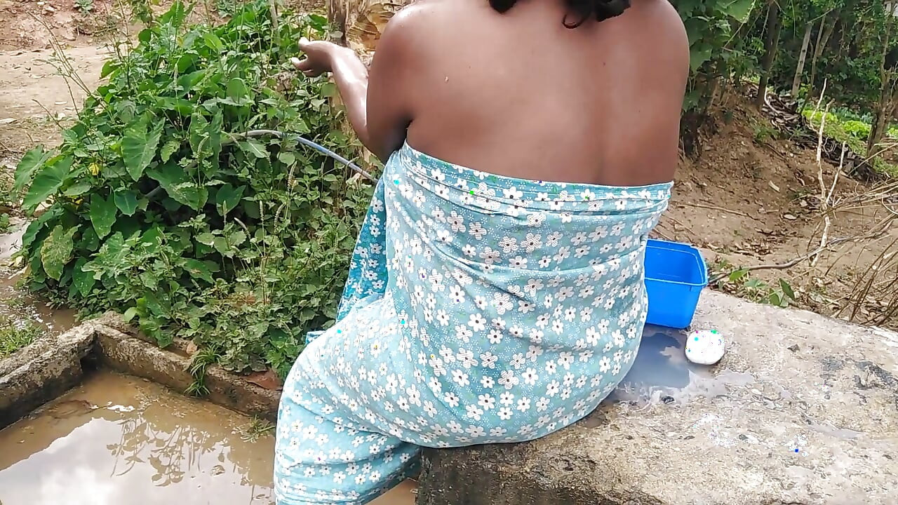 Desi Indian MILF Show Her Amazing Big Boobs and Pussy While She Bathing