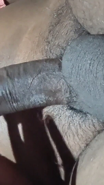 Indiano adolescente garoto gosta de um buraco de tambor e mais tarde goza dentro de um buraco de tubo quando sozinho em casa | Clipe 1