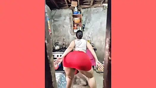 Nachbarin in engem rotem rock