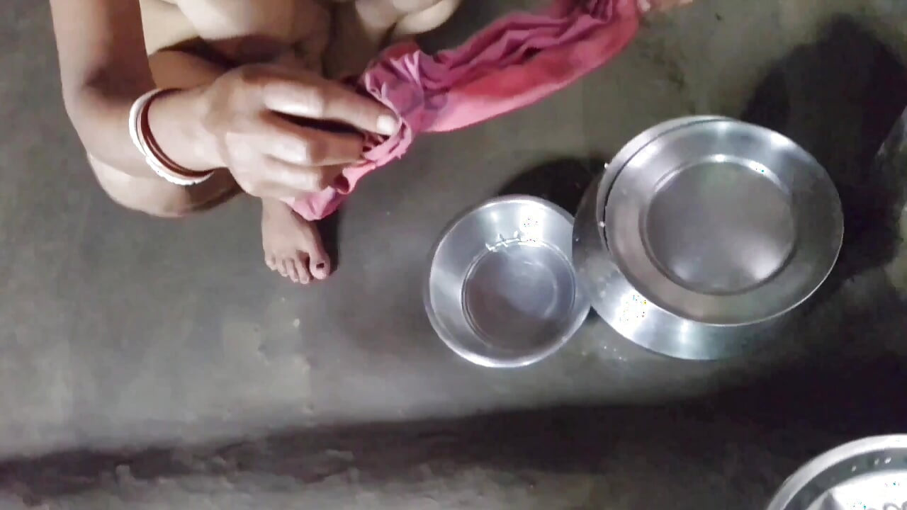 Jab mere pati aae aur mere stanon ko nichorna shuroo kiya to main nagn hokar khaana bana rahi thi.