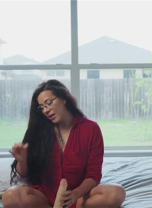 Orta yaşlı seksi kadın tutkuyla kendini sikiyor