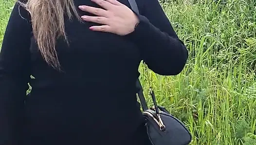 Eine wunderschöne Latina mit großem Hintern in sexy Kleid läuft durch den Wald, als sie von einem Nachbarn überrascht wird!