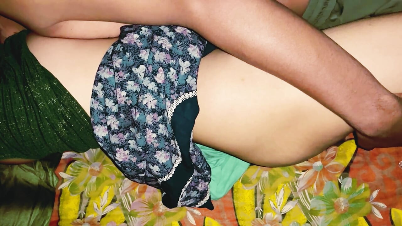 After the husband goes out, the daughter-in-law takes a relaxed night with Jet.