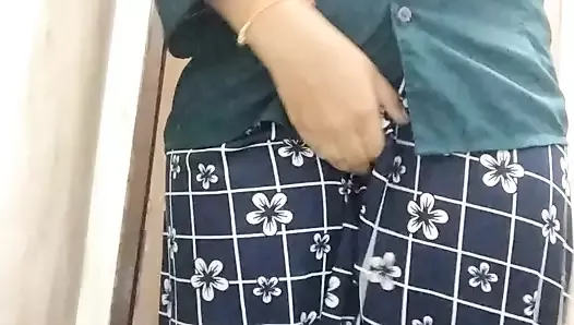 インド人妻のオイルマッサージで指マンする妻