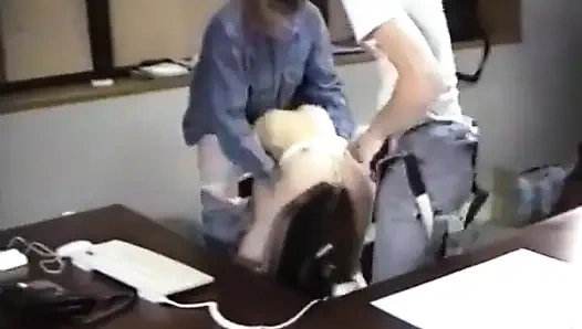 Это компьютерный класс, который превращается в трио.