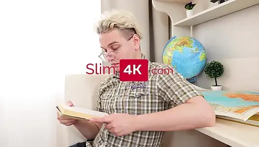 A cute Asian babe drew a guy and then fucked him