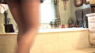 Иззи мастурбирует в ванной