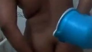 Süße tamilische Frauen säubern ihren Arsch
