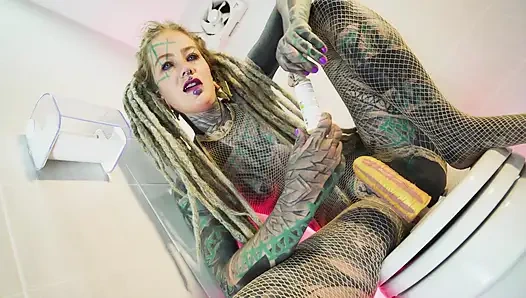 Соло с татуированная покрытая писсингом - дреды, чулка-сеточки и золотой дождь развлечение