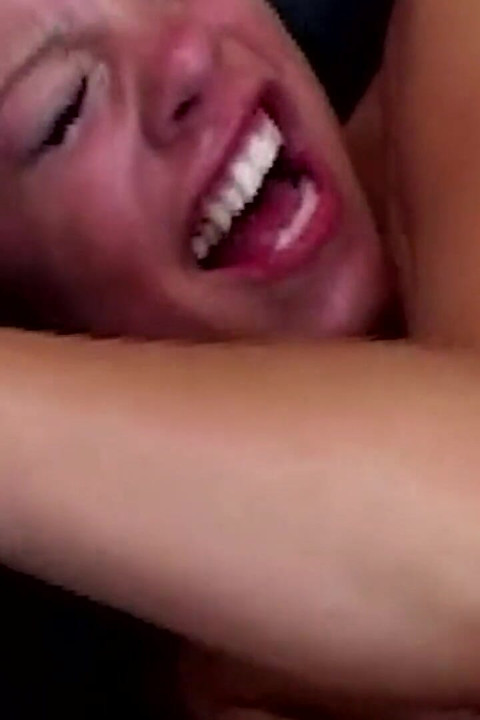 Ahegao plavuša prstima dovedena do pulsirajuće eksplozije orgazma