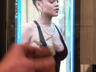 Трибьют спермы для Rihanna без лифчика