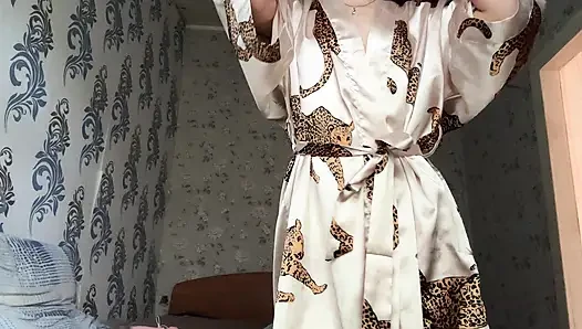 Adik tiri dengan jubah seksi lagi ngerasin lubangnya.