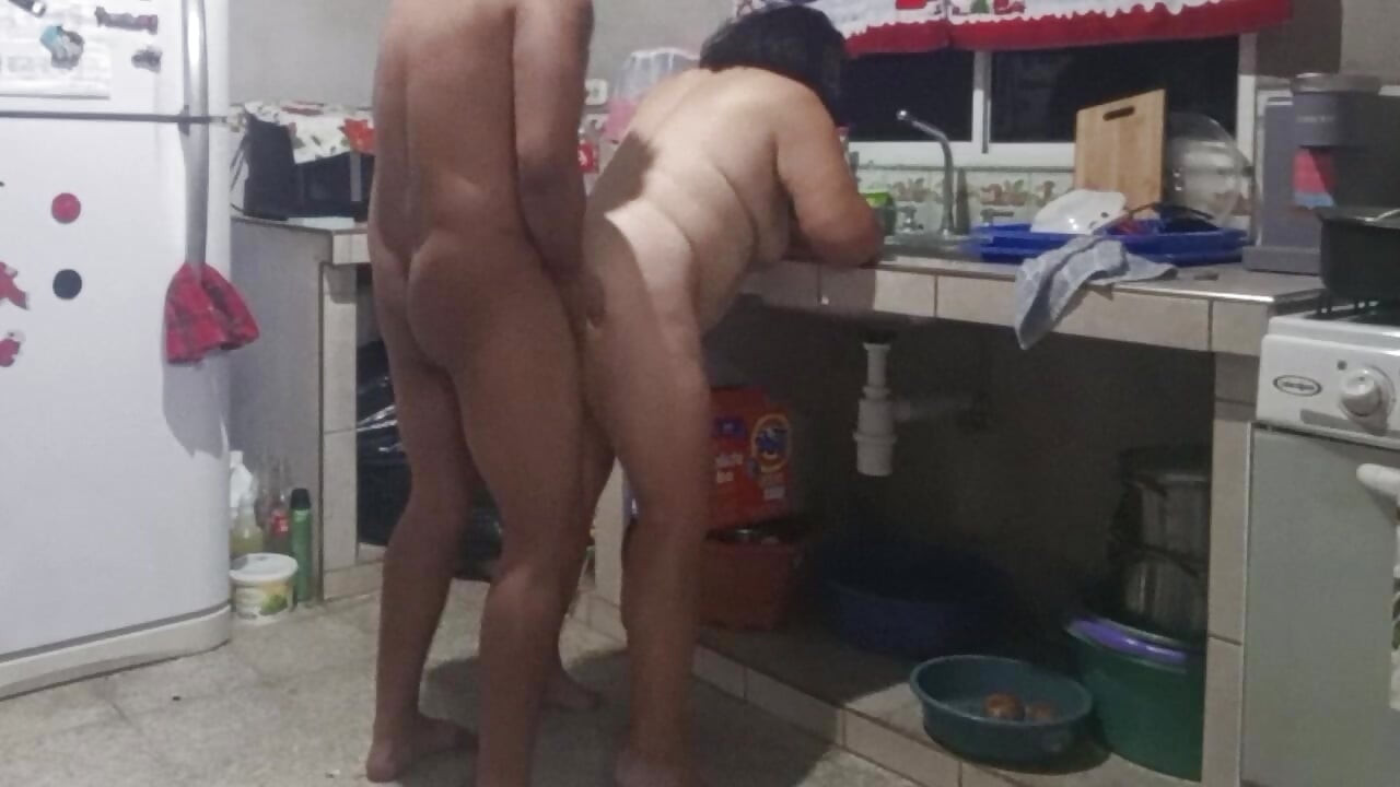 Moja teściowa masturbuje mnie w kuchni i chce, żebym przeleciał jej pieska.