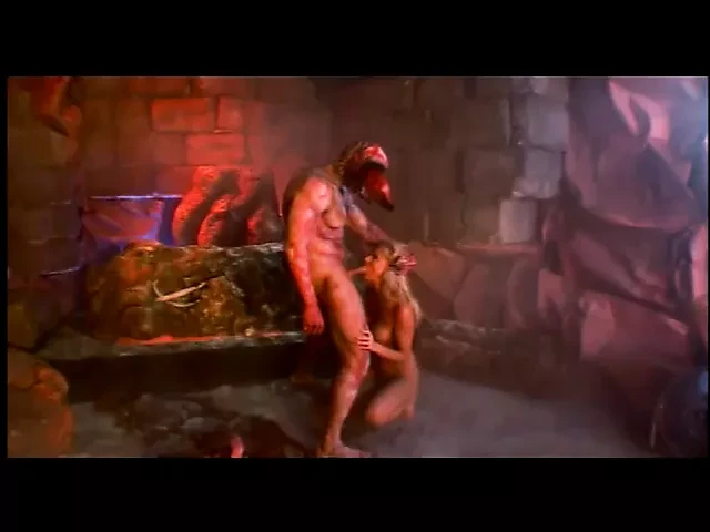 A hatalmas mellű szőke csaj kemény fehér faszt szop, aztán megfúrják