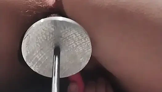 Вид за моей машиной для траха, растягивающей мою киску в видео от первого лица