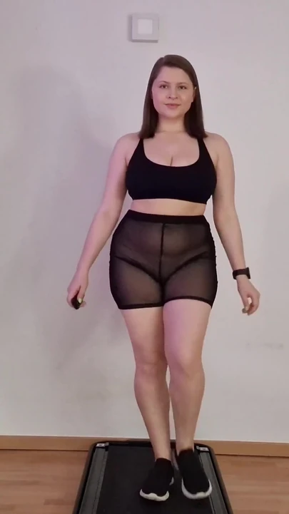 Apne bare men meri kalpnaon ko sajha karte hue snikars men tredmil par chalna