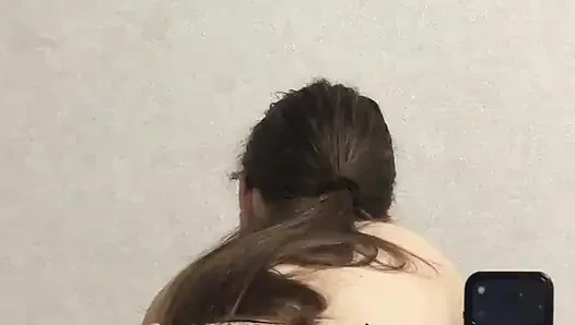 Yarı kız kardeşimin muayeneden sonra rahatlamasına yardım ettim.