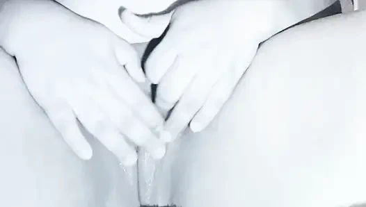 Menikmati sensualitas temanku dan mentimunnya dengan warna hitam dan putih