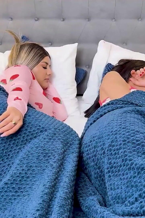 Mon amie s’exhibe dans mon lit et on finit par avoir du sexe lesbien - Naty Delgado et Alicia Trece