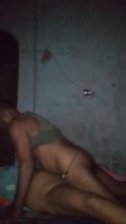 Bhabhi ne apni chut me mall under dalbaya