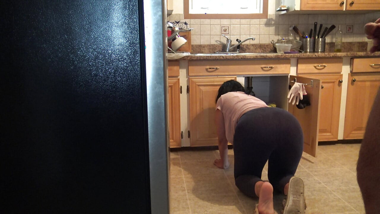 Η μητριά σχεδόν με έπιασε να αυνανίζομαι και να εκσπερματώνω στο μεγάλο κώλο της