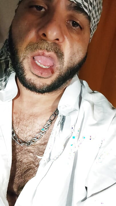 डर्टीजंकब्रो ने अफगान की तरह कपड़े पहने, अपने गंदे लंड के साथ खेलता है