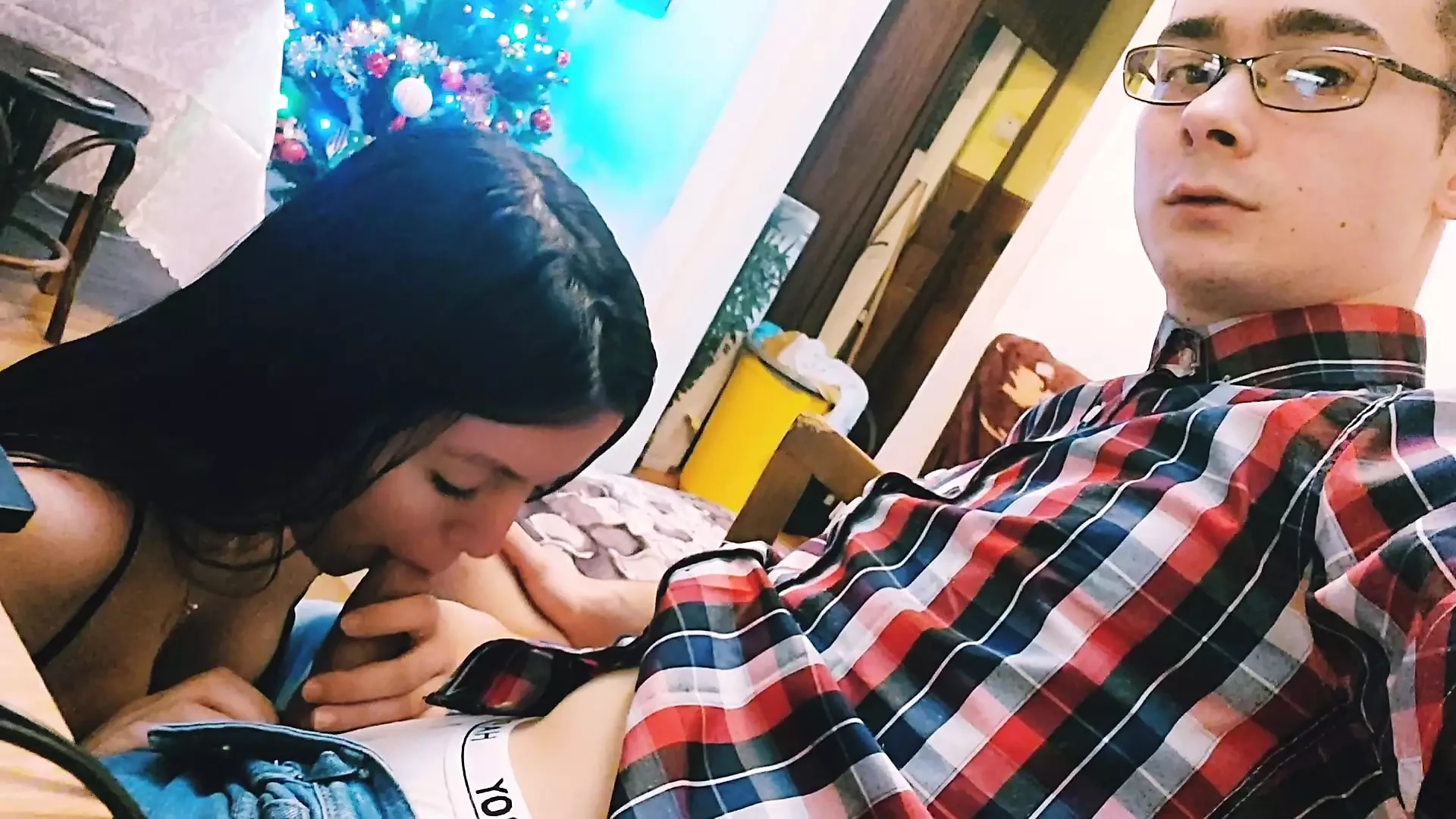 Ragazza calda succhia il cazzo del ragazzo mentre gioca ai videogiochi