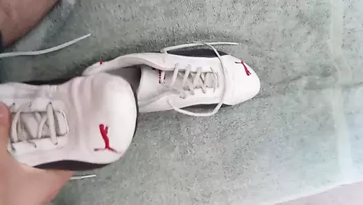Mastürbasyon ve cumming üzerinde benim eski spor ayakkabı