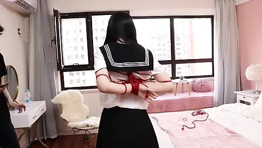 Gg50 - gadis imut menantang dirinya untuk bebas dari tali pengikat dan sarung tangan di ranjang.