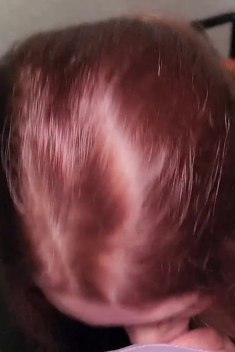 Madrastra gordita caliente en leggings apretados en un trampolín recibe una polla dura en su boca y coño