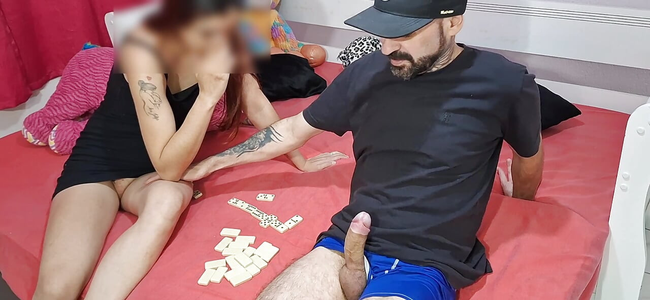 Külotsuz üvey kız üvey babasıyla domino oynuyor