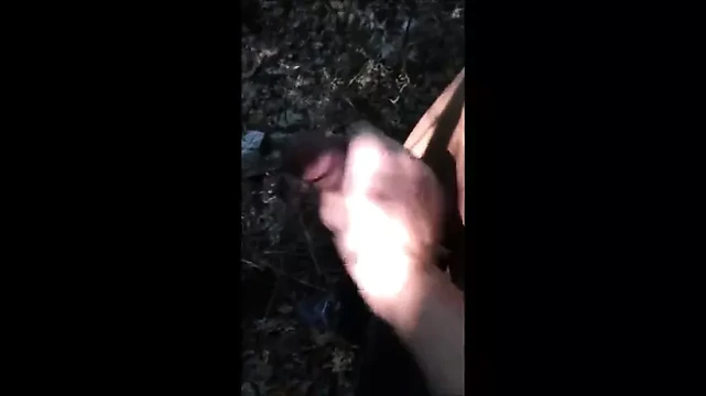Branle et suce d'un jeune migrant au Bois de Boulogne