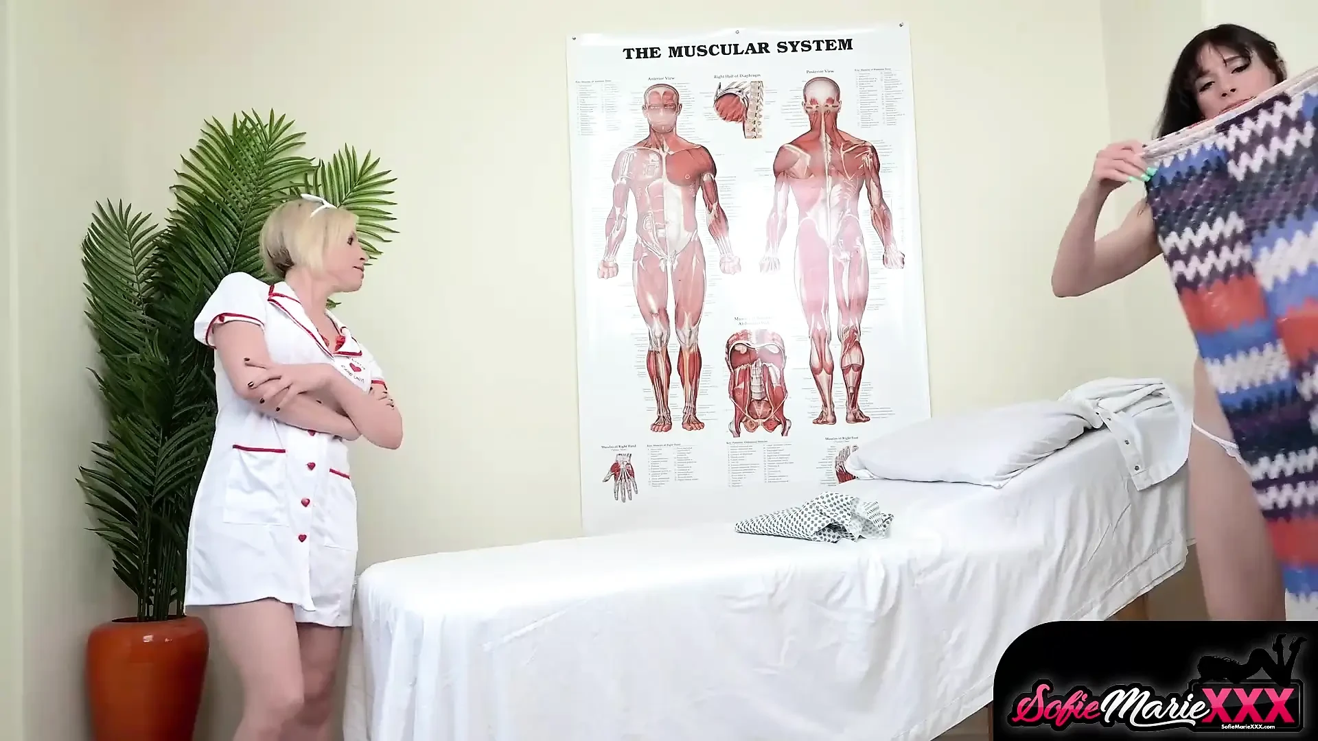 Bệnh nhân gợi cảm Sofie Marie thỏa mãn con cu bác sĩ trong màn chơi ba người bgg