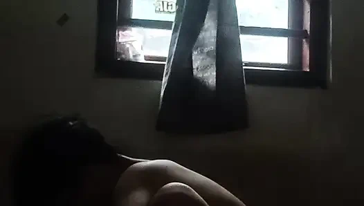 Bu güzel ve sevimli tomboy kız önce erkek arkadaşıyla ve hatta bağımlı oldu