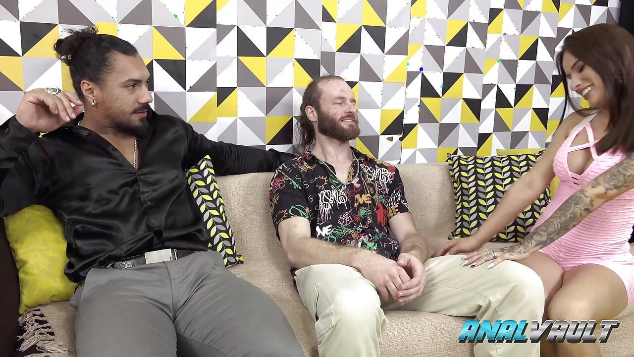 Jenifer lol her iki yarağı emiyor ve kocası götünü sert çifte penetrasyonlu sikiyor ve göğüsleri sıkı sıkı sıkı sikiliyor.