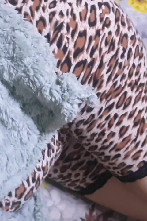 Eine klare stimme, barhaken, ein Teenager, der am Tag des Eid mit der Freundin ihrer Schwester hustend