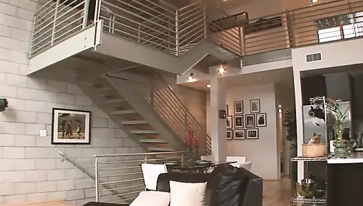 Сцена жесткого траха -3_Busty татуированная блондинка получает черный член в ее мокрую задницу