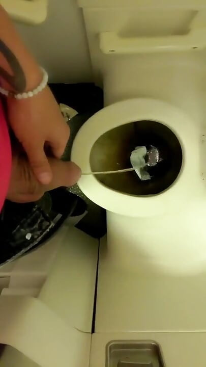 Genç kız uçak tuvaletine işiyor - kalın yumuşak sünnetsiz yarak