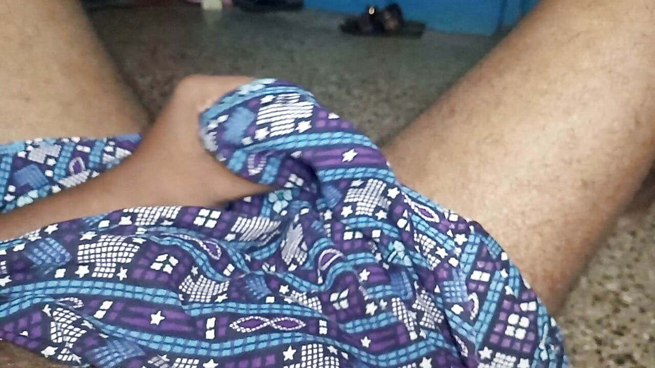 O meu grande pénis preto desi a masturbar-se ao ar livre no hotel