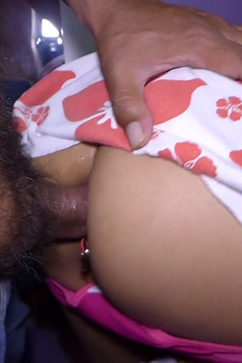 Bawię się piękną dupą mojej dziewczyny, biegnę do środka