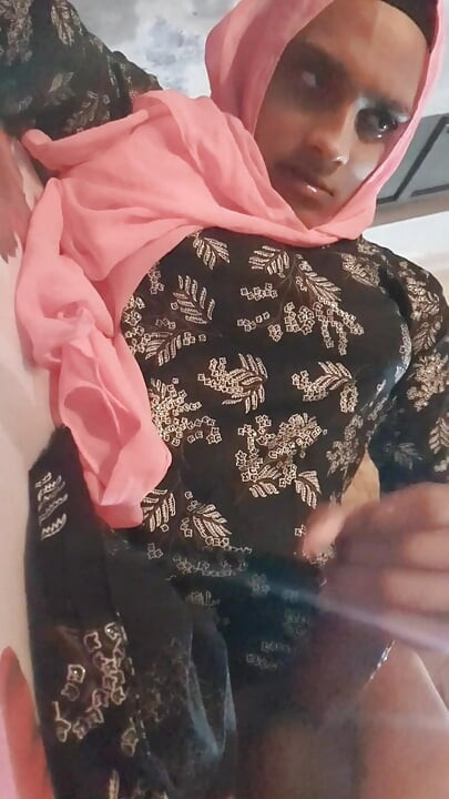 Sissy crossdresser bebe su cumm escupiendo y dedeándose anal