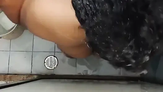 Я положил свой мобильный телефон в ванной моей невестки и записал это, не замечая ее