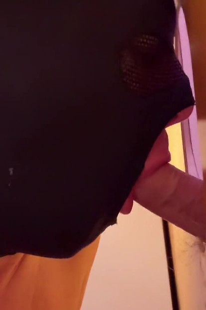 لسان ثقب المجد الضخم يجعله يقذف مرتين